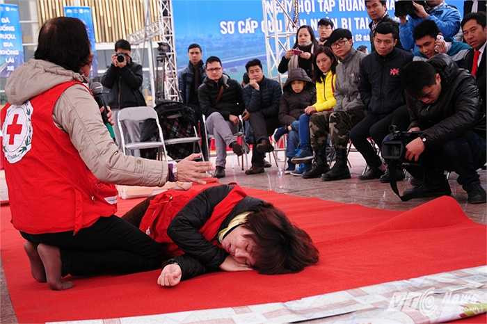 Các học viên chăm chú theo dõi hướng dẫn của chuyên gia