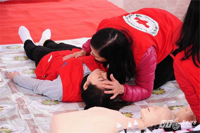 Lắng nghe xem người gặp nạn có còn thở hay không