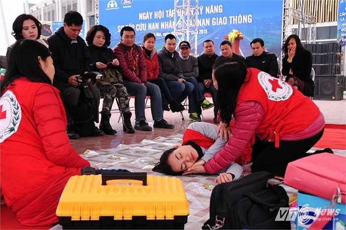 Đặt nạn nhân ở tư thế hợp lý chờ xe cấp cứu