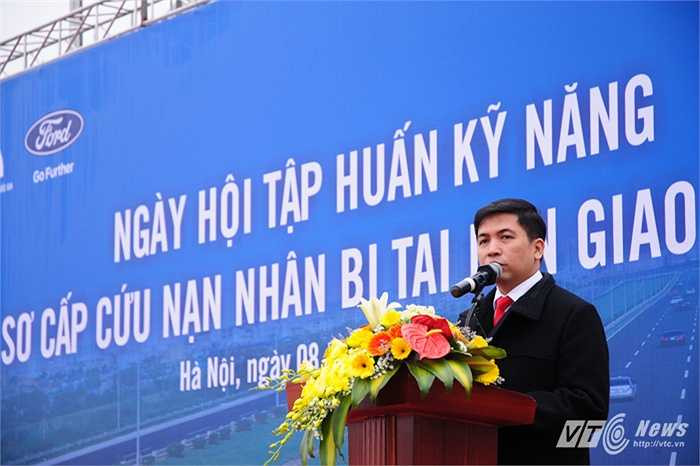 Chương trình do Ủy ban an toàn giao thông quốc gia cùng Ford Việt Nam, TW Hội chữ thập đỏ và diễn đàn otofun tổ chức, trong ảnh là Tổng giám đốc Ford Việt Nam phát biểu khai mạc