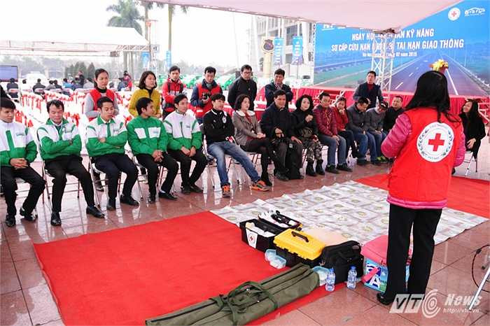 Trong chương trình, các chuyên gia của Hội chữ thập đỏ TW hướng dẫn chi tiết cho các thành viên tham gia