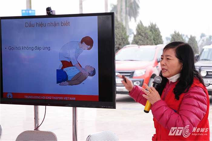 Các nội dung trong khóa đào tạo ngày 8/2 bao gồm nạn nhân bất tỉnh, nạn nhân chảy máu, nạn nhân gãy thương/chấn thương cột sống