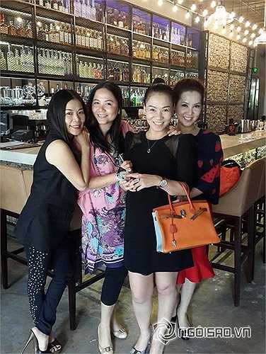 Tuy nhiên, khi chụp hình, cô luôn cố tình che bụng bằng cách ngồi hoặc đứng sau một người khác.