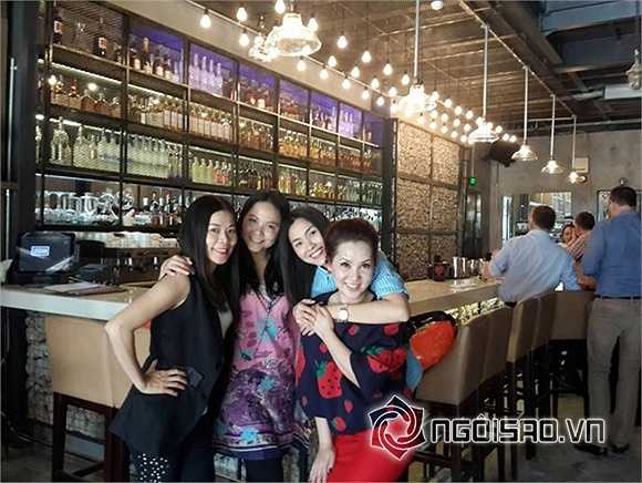 Hà Tăng rạng rỡ khi đi ăn với chị em, bạn bè.