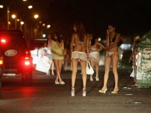 Gái mại dâm hoạt động trên một con đường ở thủ đô Rome. (Nguồn: Vnews24.it)