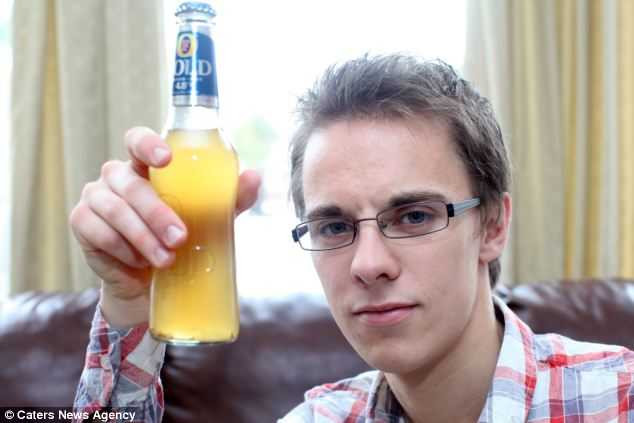 Daniel Bailey với chai bia 'khác lạ' 