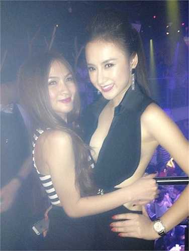 Angela quá gợi cảm khi đi bar hồi năm 2014.