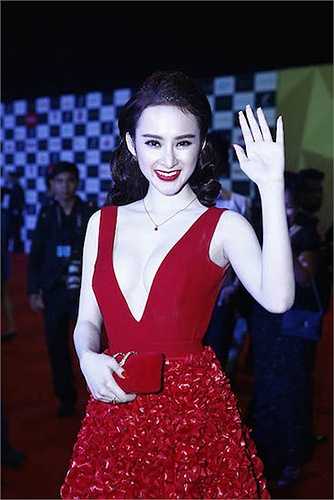 Trang phục hở bạo này giúp Phương Trinh 'đánh bật' Ngọc Trinh khỏi danh hiệu nữ hoàng thảm đỏ.