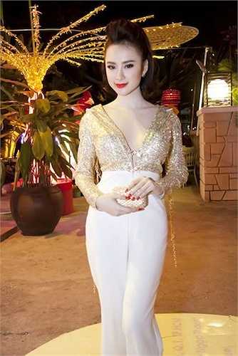 Bộ cánh ấn tượng với những nút cài vừa kín đáo, vừa gợi cảm của người đẹp 'Mùi ngò gai'.