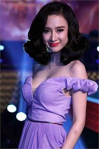 Bộ đầm với màu tím lavender trang nhã, trẻ trung nhưng không kém phần sexy của mỹ nhân 20 tuổi.