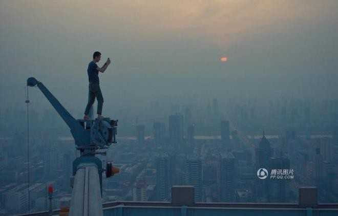 Chàng trai liều mạng để chụp ảnh tự sướng