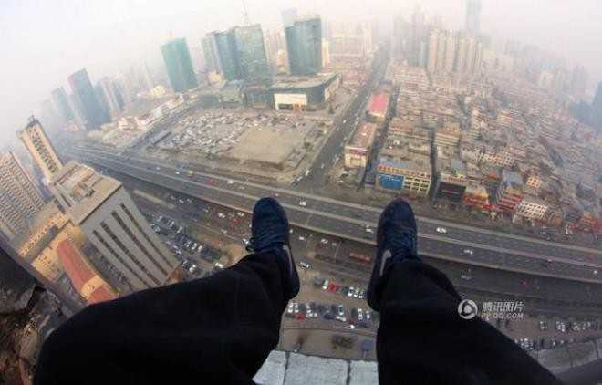 Chàng trai liều mạng để chụp ảnh tự sướng