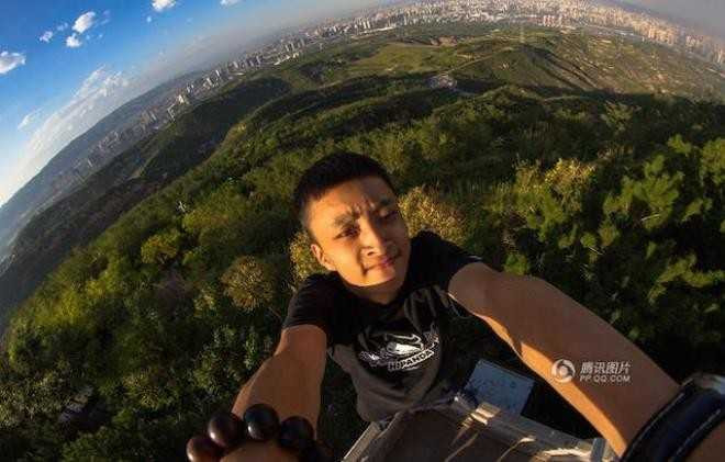 Chàng trai liều mạng để chụp ảnh tự sướng