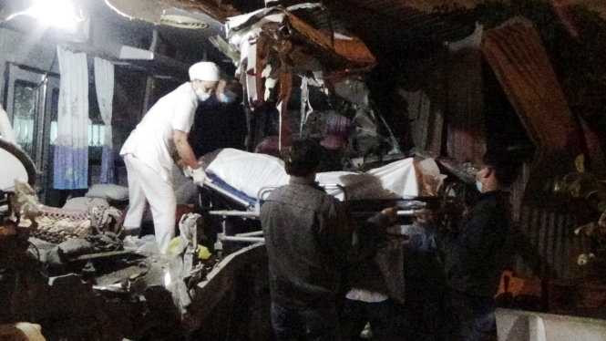 Hai xe khách tông nhau, 10 người chết