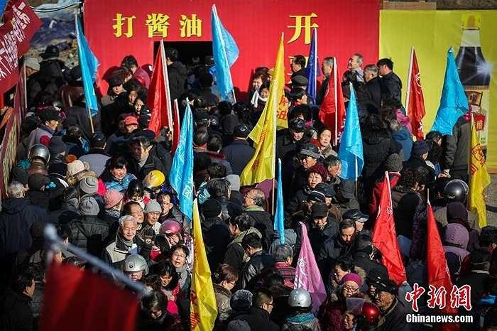 Một doanh nghiệp bán nước tương lâu đời ở Giang Tô (Trung Quốc) vừa bắt đầu hoạt động thường niên dịp Tết cung cấp nước tương miễn phí cho khách hàng