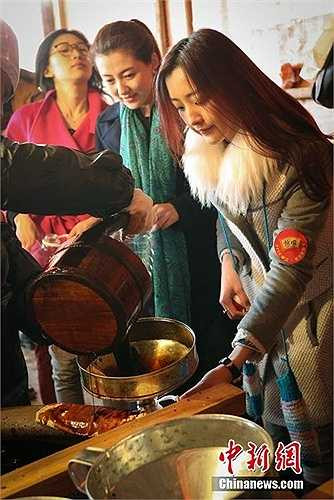 Doanh nghiệp bán nước tương này không chỉ có nước tương thơm ngon mà còn có giấm nổi tiếng gần xa