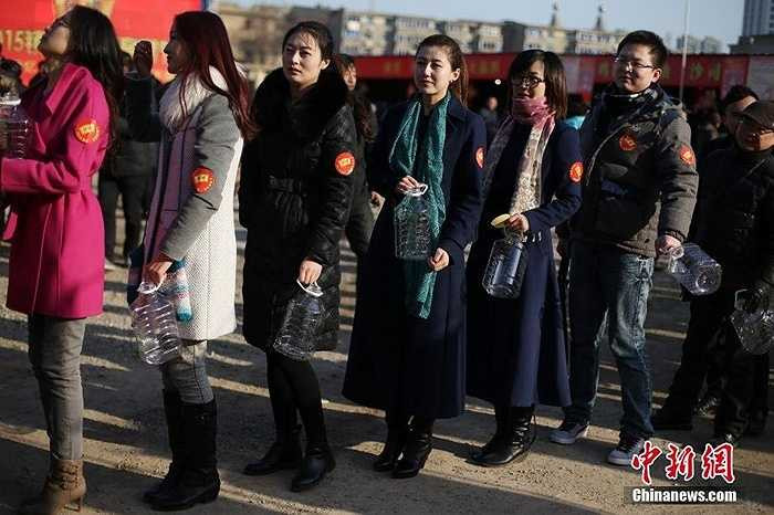 Dòng người chờ đợi một lúc một dài thêm từ sáng tinh mơ đến lúc mặt trời lên cao