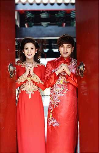 Nhân dịp Tết đến, Lâm Chi Khanh và Hồ Quang Hiếu đã cùng thực hiện bộ ảnh mới để gửi đến fan hâm mộ.