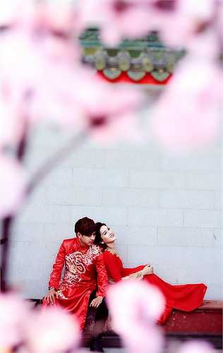 Lâm Chi Khanh cho biết, ngoài lý do Tết đến Xuân về, bộ ảnh này còn được thực hiện để cô lên tiếng về mối quan hệ của mình với Hồ Quang Hiếu.