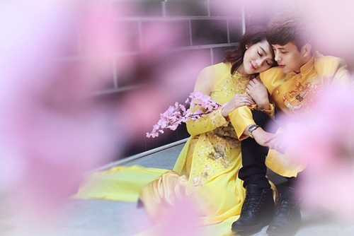 Lâm Chi Khanh không ngại thể hiện những cử chỉ tình cảm với Hồ Quang Hiếu trong bộ ảnh mới