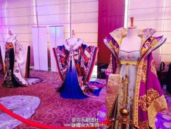 Những trang phục của phim đều được may cầu kỳ.