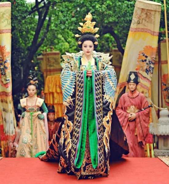 Riêng Phạm Băng Băng mặc đến gần bộ 50 trang phục đắt tiền