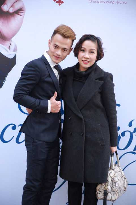 (VTC News) - Diva Mỹ Linh đã đến chúc mừng học trò Thái Quang của mình trong ngày anh ra mắt MV mới.