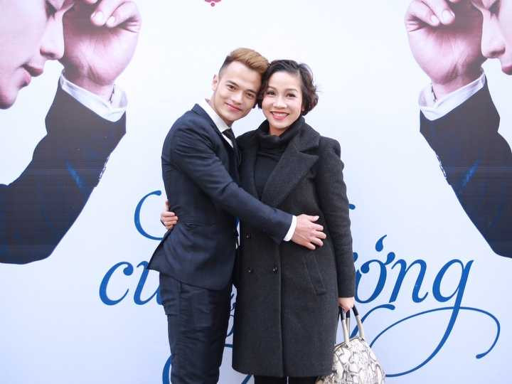 (VTC News) - Diva Mỹ Linh đã đến chúc mừng học trò Thái Quang của mình trong ngày anh ra mắt MV mới.