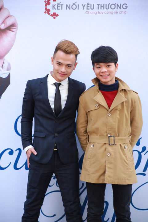 (VTC News) - Diva Mỹ Linh đã đến chúc mừng học trò Thái Quang của mình trong ngày anh ra mắt MV mới.