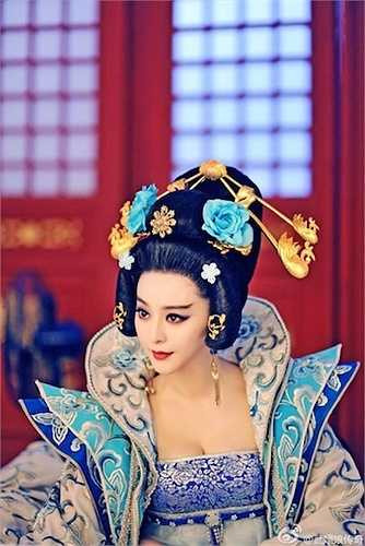 Cô có tác phẩm Hollywood The Moon and The Sun đóng chung với cựu điệp viên 007 Pierce Brosnan đang làm hậu kỳ.