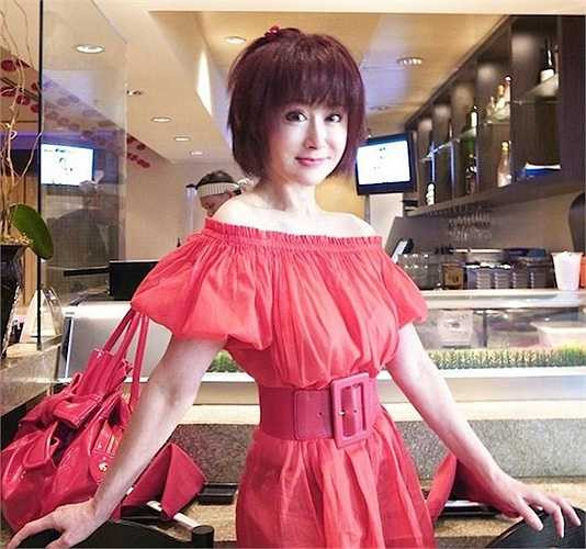 Phan Nghinh Tử được xem là 'người đẹp huyền thoại' trên màn ảnh nhỏ Hoa ngữ, không chỉ vì những vai diễn, mà còn ở nhan sắc 'trẻ mãi không già', dù đã 66 tuổi nhưng vẫn giữ được vóc dáng thanh xuân. Vì không muốn phá hỏng hình tượng của mình nên Phan Nghinh Tử đã từ chối những nhân vật lão. Phim gần đây nhất có mặt mỹ nhân không tuổi là Thanh cung tuyệt luyến (2012). 