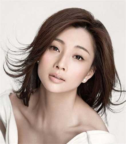 Không rầm rộ trên mặt báo nhưng Ân Đào là cái tên được giới làm phim trân trọng vì tài năng cũng như tinh thần làm việc chuyên nghiệp. Mỹ nhân sinh năm 1979 này gần như không bị giới hạn vai diễn, bất cứ nhân vật nào giao cho cô đều được thể hiện sống động. Sau một loạt phim cổ trang, Ân Đào quay về với vai những phụ nữ hiện đại trong các phim Quy ước trước hôn nhân, Nếu hạnh phúc đến… 