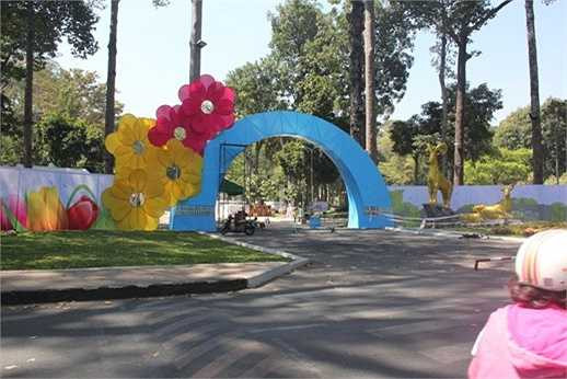 Hội hoa xuân công viên Tao Đàn còn chưa đầy 10 ngày nữa sẽ khai mạc. Tuy nhiên, cổng của hội hoa xuân đã được trang trí bắt mắt với khung vòm cổng kết hoa mai và đào rực rỡ