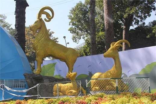 Năm nay Hội hoa xuân Công viên Tao Đàn (Q.1) sẽ diễn ra từ ngày 13 đến 24/2/2015 (từ 25 tháng Chạp đến mồng 6 tết) với chủ đề về 'Bản sắc Việt - hào khí Việt Nam', sẽ trưng bày 4.000 hiện vật độc đáo và được tổ chức suốt 12 ngày liên tục phục vụ người dân tham quan, thưởng ngoạn trong dịp tết cổ truyền.