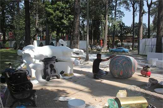 Bên cạnh đó, các nghệ nhân cũng đang hoàn thiện một gia đình dê khác cho 2 lỗi vào Hội hoa xuân công viên Tao Đàn