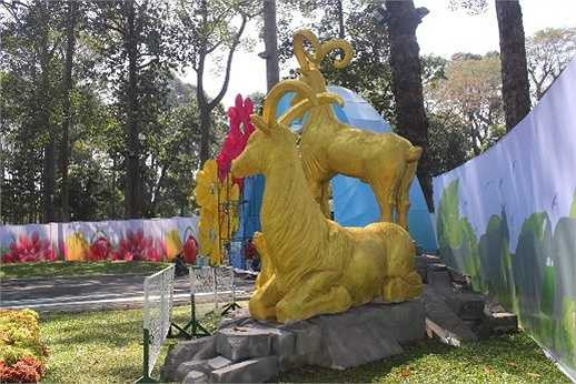 Mô hình 'Gia đình dê núi Ất Mùi' kết bằng hoa bất tử, mô hình núi đá Ninh Bình đã được hoàn thiện và dựng lên.