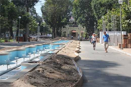 Hình ảnh tại trục chính vào Đền tưởng niệm các vua Hùng đang được thi công