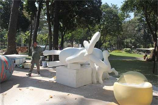 Các công nhân đang chạy đua, thi công công trình Hội hoa xuân tại công viên Tao Đàn