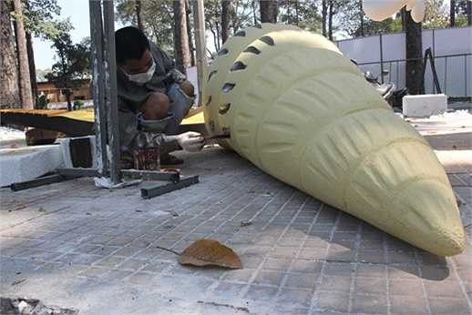 Nghệ nhân này đang hoàn thiện một con ốc biển