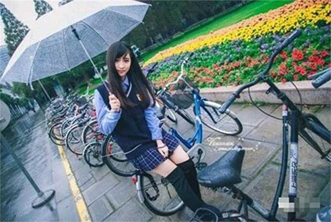 Trịnh Linh Lê, nữ sinh Hạ Môn đang khiến cộng đồng mạng Trung Quốc xôn xao vì những bức ảnh mặc đồng phục.