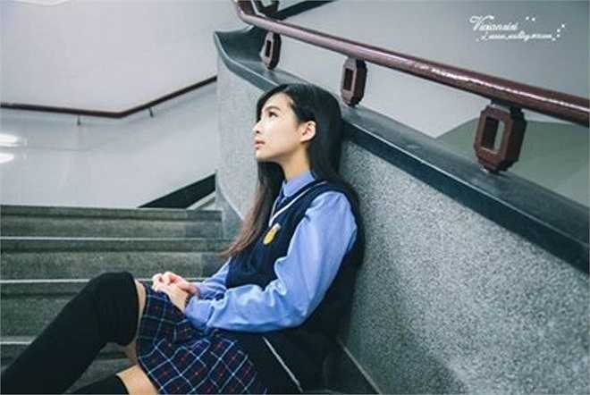 Cô gái 9X có mái tóc dài, đen, làn da trắng hồng, đôi mắt to.