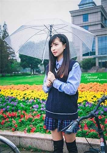 Cô trở thành tiêu điểm của các blog, diễn đàn dành cho giới trẻ, đặc biệt là các trường đại học.