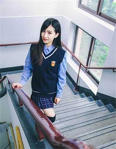 Nhiều người đã so sánh Linh Lê với các hot girl của các trường đại học khác. Cô học giỏi, ngoan ngoãn.