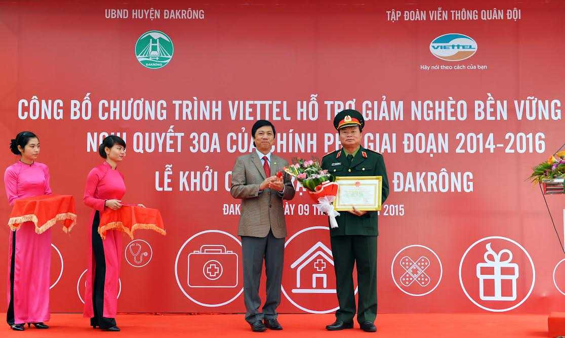 Viettel đã trao tặng tượng trưng số tiền hơn 20 tỷ đồng hỗ trợ huyện nghèo ĐakRông trong giai đoạn 2014-2016
