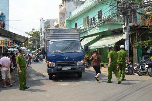 Xe tải náo loạn phố Sài Gòn, 4 người thương vong