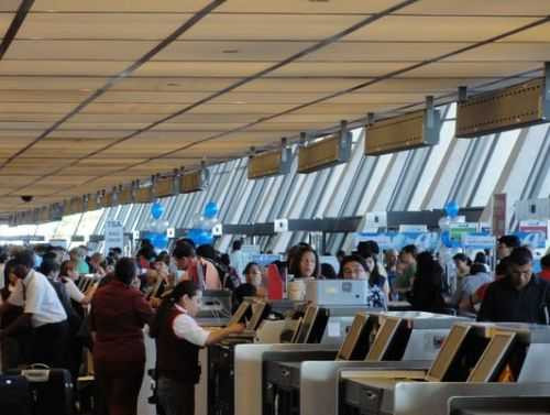 Làm du khách lỡ kế hoạch do hành lý bị kẹt tại sân bay, các hãng hàng không cũng phải chi nhiều tiền để bồi thường.