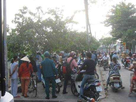 Cụ ông 70 tuổi tự thiêu trong sân bóng đá