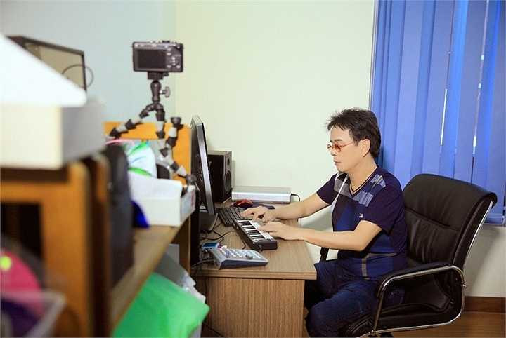 Cuộc sống hiện tại của anh rất bình dị, hằng ngày, ngoài thời gian dành cho việc đi diễn, anh dành trọn thời gian còn lại cho gia đình nhỏ của mình.