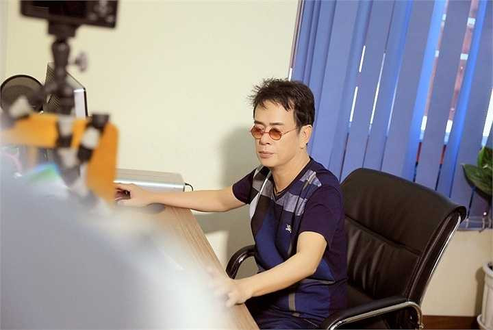 Mỗi sáng, anh dành gần 1 tiếng để bơi lội, tập thể dục như một cách giữ gìn sức khoẻ cho chính mình, đưa đón con đi học, nấu ăn cùng vợ, tự tay chăm sóc cho con và dành thời gian cho công việc sáng tác mà anh đam mê.