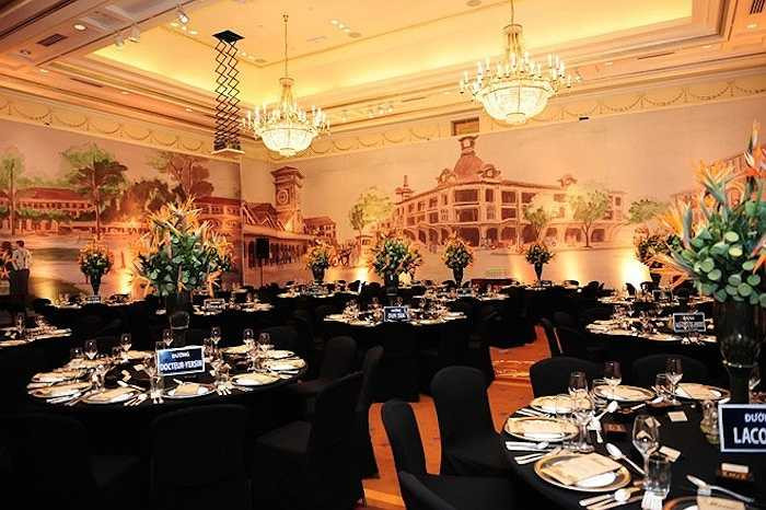 Để chuẩn bị cho hôn lễ mang chủ đề Đêm phương Đông theo phong cách Sài Gòn những năm 1950 - 1960, sáng 9/2, toàn bộ ê-kíp đã hoàn thiện các khâu để Ngân Khánh và ông xã Việt kiều kịp đón khách từ 18h. 